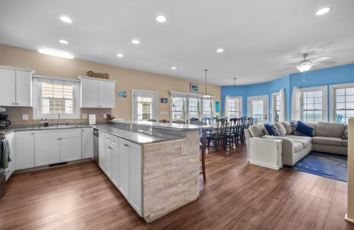McCutcheon Field House | Heated Pool/Beachfront/Private hot tub/Elevator/Linens Included