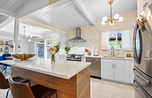 Valley Glen House | Heated Pool + Dog Friendly Gated 6 mi Universal.