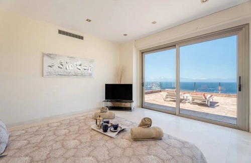 San Eugenio Villa | Heated Pool, Elevator, Gym, Sauna, Jacuzzi, Air Con - ALL included in the price