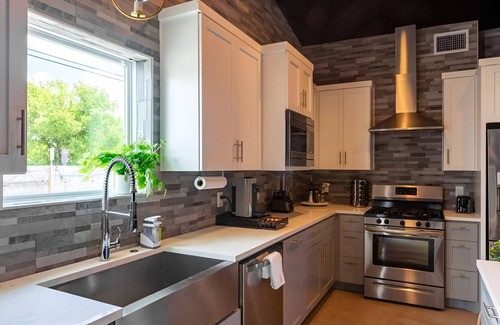 Govalle House | Heated Pool Haven w Hot Tub Downtown 3 mi