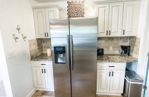 Arlington Park House | Heated pool home 5 min to downtown sleeps up to 8. Pet friendly!n