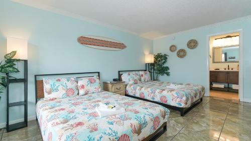Trailer Estates Apartment | Heated Pool, Huge TV, Waterfront Tiki Bar & Grill, Close to Beaches