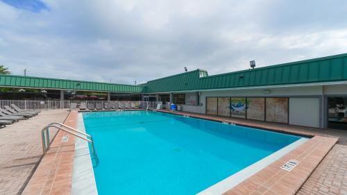 Trailer Estates Apartment | Heated Pool, Huge TV, Waterfront Tiki Bar & Grill, Close to Beaches