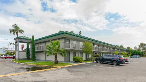 Trailer Estates Apartment | Heated Pool, Huge TV, Waterfront Tiki Bar & Grill, Close to Beaches