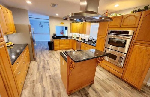 Lutz House | Heated pool, Jacuzzi & Sauna! Tampa, FL