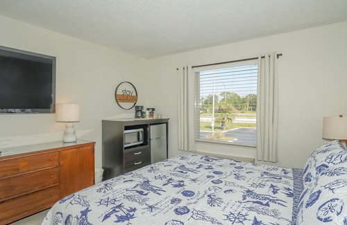 Trailer Estates Hotel | Heated Pool, King Bed, Bunk Bed, Huge TV, Marina, Tiki Bar & Grill
