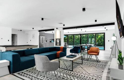 North Miami Beach House | Heated Pool Modern 5 Bedrooms House 10 minutes to the Ocean