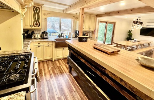 Haines Falls Villa | Heated Pool - Mountain retreat 7bdr/3bth - HotTub - Sauna - IceTub -Pet Friendly
