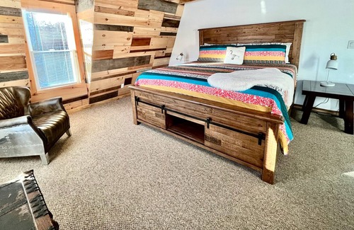 Haines Falls Villa | Heated Pool - Mountain retreat 7bdr/3bth - HotTub - Sauna - IceTub -Pet Friendly