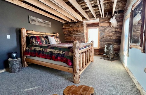 Haines Falls Villa | Heated Pool - Mountain retreat 7bdr/3bth - HotTub - Sauna - IceTub -Pet Friendly