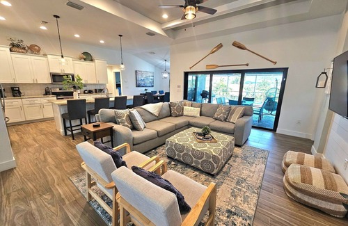 Mariner House | Heated Pool & Spa on a Canal + kayaks & ping pong