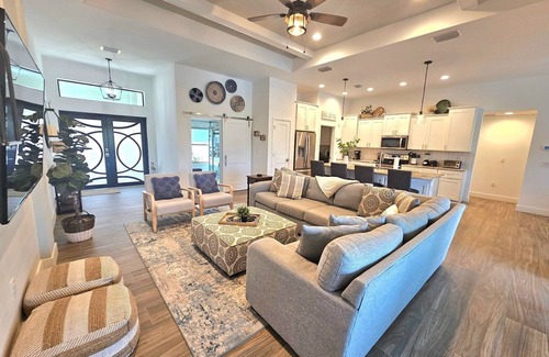 Mariner House | Heated Pool & Spa on a Canal + kayaks & ping pong