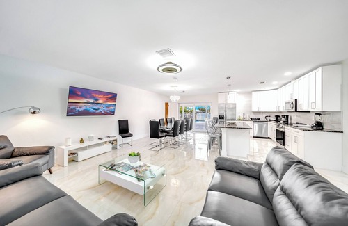 Bermuda Riviera House | Heated Pool & Waterfront! Kayaks + Pool Table!
