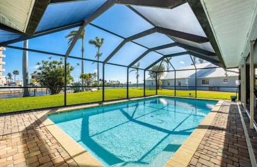 Caloosahatchee House | Heated Saltwater Pool, Sleeps 6 - Villa Shangri-La