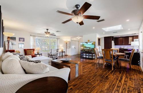 Caloosahatchee House | Heated Saltwater Pool, Sleeps 6 - Villa Shangri-La