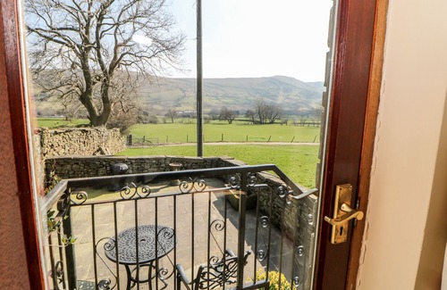 Peak District Cottage | HEATH COTTAGE, character holiday cottage, with a garden in Edale
