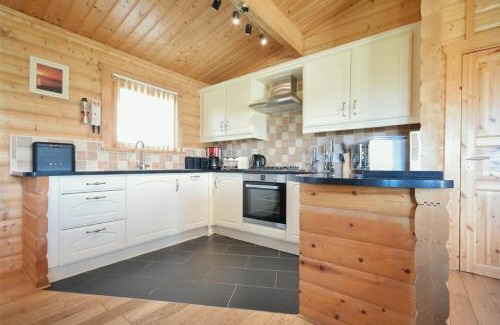 Bamburgh House | Heather Cottages - Grey Heron