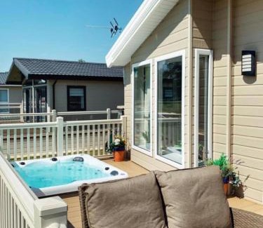 Allerthorpe Cabin | Heathery Lodge with Hot Tub