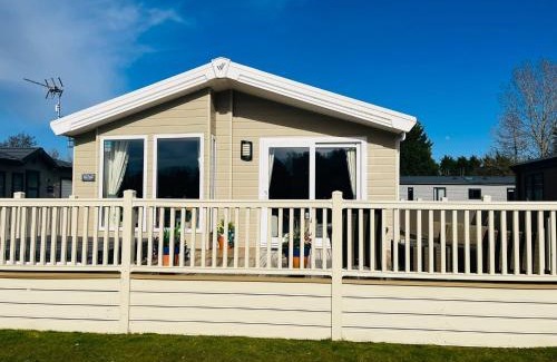 Allerthorpe Cabin | Heathery Lodge with Hot Tub