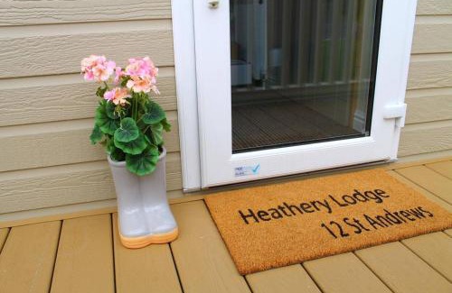 Allerthorpe Cabin | Heathery Lodge with Hot Tub