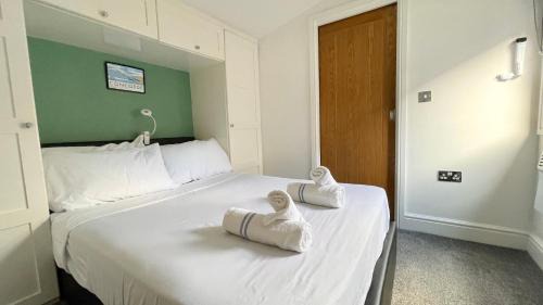 London Borough of Hounslow House | Heathrow Airport 10 mins drive l FREE SECURE PARKING l Tiny House with Courtyard