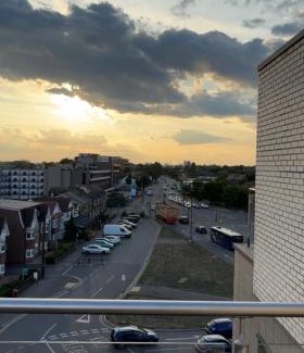 George Green Apartment | Heathrow Airport Flat with Balcony and Free Parking