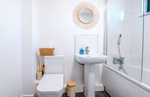 George Green Apartment | Heathrow Airport Flat with Balcony and Free Parking