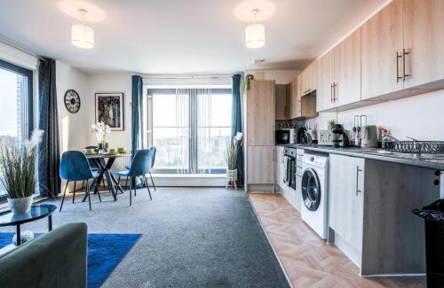 George Green Apartment | Heathrow Airport Flat with Balcony and Free Parking