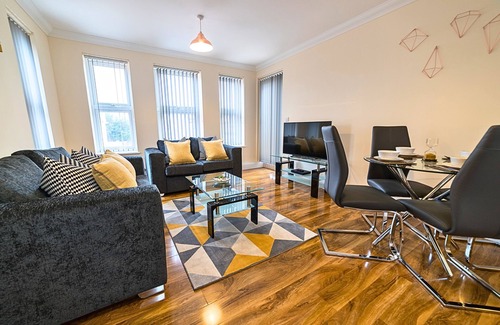 Stanwell Apartment | Heathrow Clean 2Bedroom Apt with Parking