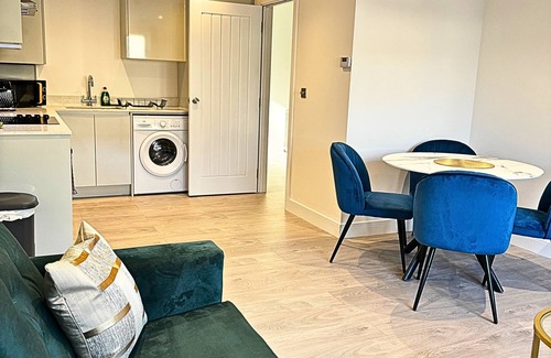 Ashford Apartment | Heathrow Convenience Haven - Free Parking - Near Restaurants - EV Charging