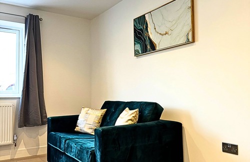 Ashford Apartment | Heathrow Convenience Haven - Free Parking - Near Restaurants - EV Charging