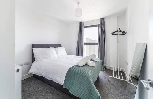 George Green Apartment | Heathrow Gateway Apartment with Balcony & Parking
