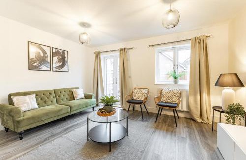 Stanwell House | Heathrow House with Parking - Sleeps 5 near M25, Virginia Water, Thorpe Park & Legoland, Mid To Long Term Bookings Welcome