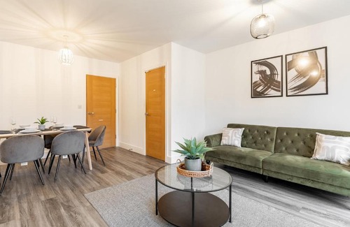 Stanwell House | Heathrow House with Parking - Sleeps 5 near M25, Virginia Water, Thorpe Park & Legoland, Mid To Long Term Bookings Welcome