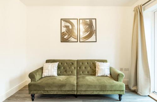 Stanwell House | Heathrow House with Parking - Sleeps 5 near M25, Virginia Water, Thorpe Park & Legoland, Mid To Long Term Bookings Welcome