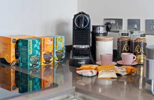 Sunbury on Thames Apartment | Heathrow Retail Park Apartment Sleeps SEVEN Turbo WiFi