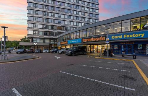 Sunbury on Thames Apartment | Heathrow Retail Park Apartment Sleeps SEVEN Turbo WiFi