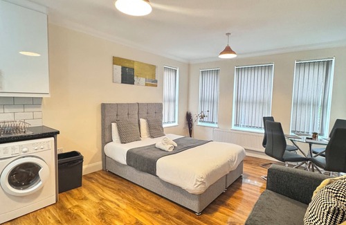 Stanwell Apartment | Heathrow Stay 5 Mins to the Terminals
