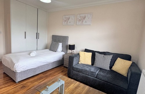 Stanwell Apartment | Heathrow Stay 5 Mins to the Terminals