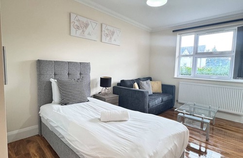 Stanwell Apartment | Heathrow Stay 5 Mins to the Terminals