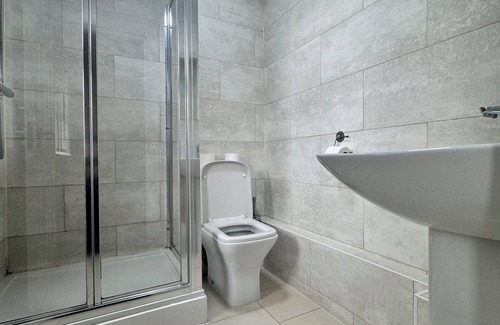 Stanwell Apartment | Heathrow Stay 5 Mins to the Terminals