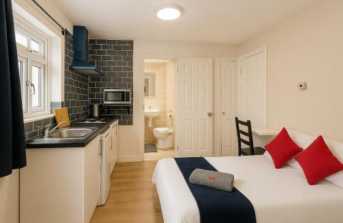 Hillingdon Apartment | Heathrow Studio , London , Shortstays