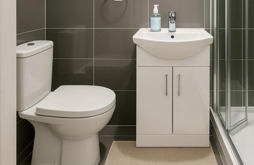 Hillingdon Apartment | Heathrow Studio , London , Shortstays