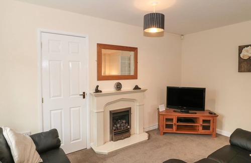 Stourport-on-Severn Cottage | HEATHSIDE, family friendly, with a garden in Stourport-On-Severn