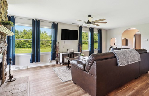 Chandlers Valley House | 'Heaven on the Hill' Retreat w/ Deck + Gas Grill!