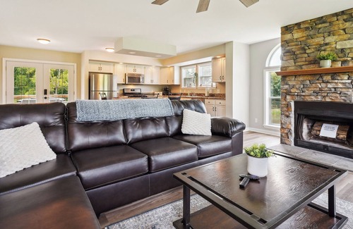 Chandlers Valley House | 'Heaven on the Hill' Retreat w/ Deck + Gas Grill!