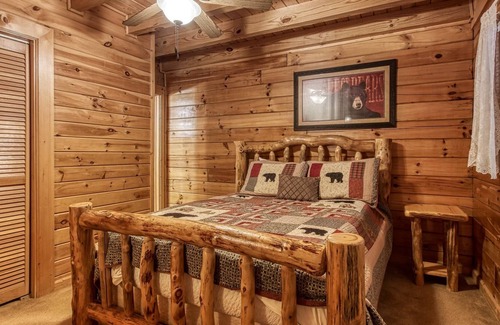 Gatlinburg Cabin | Heavenly Heights - Great Location! Close To All The Action! 2 Bedroom Cabin by Redawning