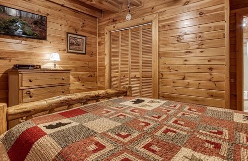 Gatlinburg Cabin | Heavenly Heights - Great Location! Close To All The Action! 2 Bedroom Cabin by Redawning