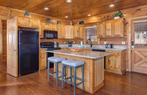 Gatlinburg - Pigeon Forge Resort | Heavenly Hideaway is a stunning four-bedroom cabin located in Starr Crest Resort