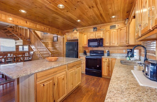 Gatlinburg - Pigeon Forge Resort | Heavenly Hideaway is a stunning four-bedroom cabin located in Starr Crest Resort